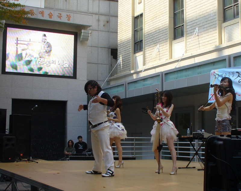 A Western violin and a Korean one-string instrument - together!