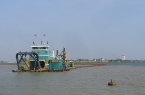 Pumping sand from the Mekong into the lake